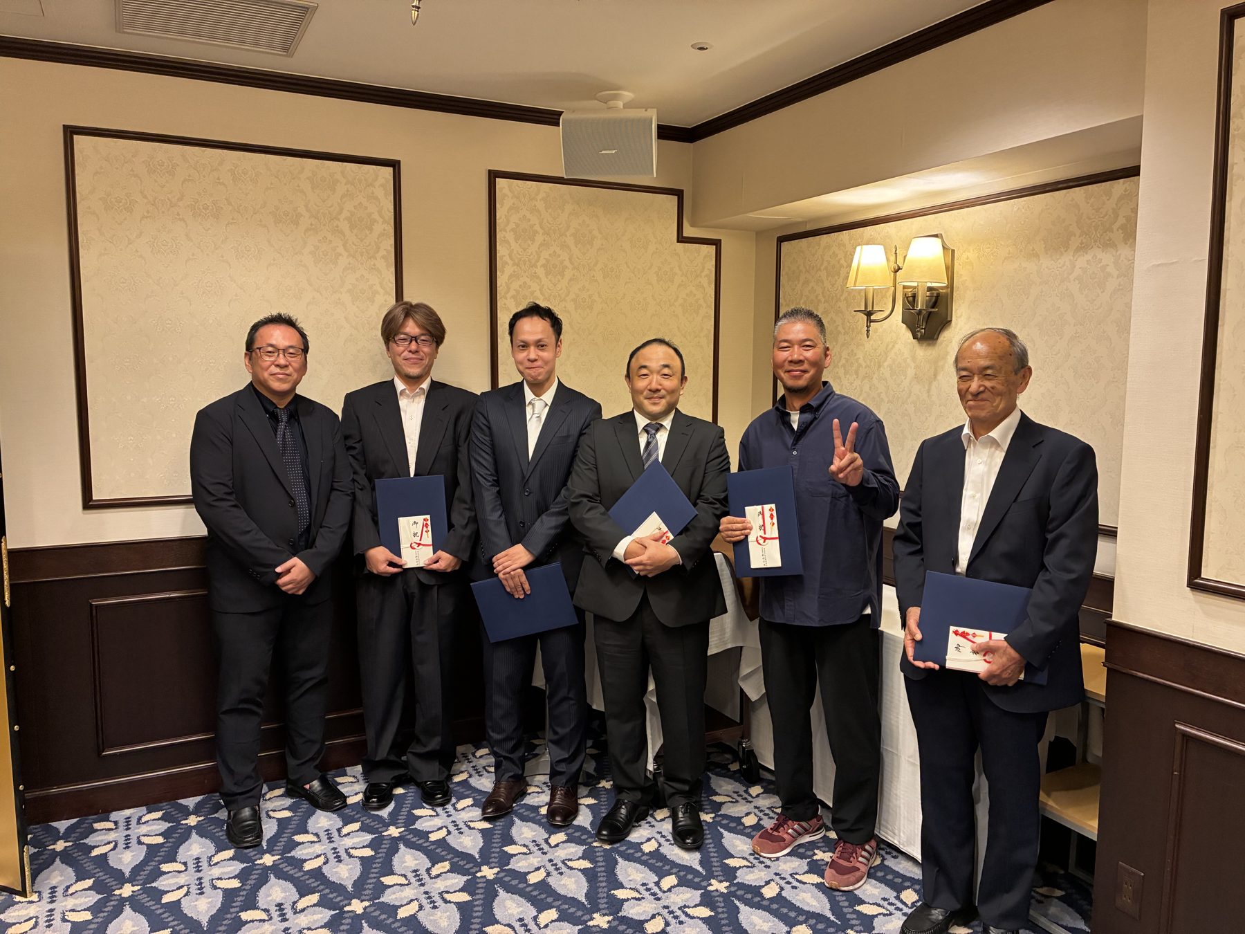 勤続表彰を受けた社員